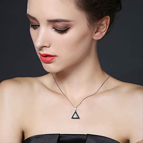 Pendentif triangle noir et blanc pour sublimer vos tenues de bureau et soirées