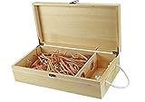 Die Holzbox ist hergestellt aus unbehandeltem Nadelholz. Leichtes Material mit einer Wandstärke von 8 mm. Kiste riecht angenehm nach Holz. Ein einfacher Verschluss verhindert ein unbeabsichtigtes öffnen der Weinbox. Perfektes Geschenk für jeden Weinliebhaber und verleiht einem guten Wein eine hochwertige Holzverpackung.