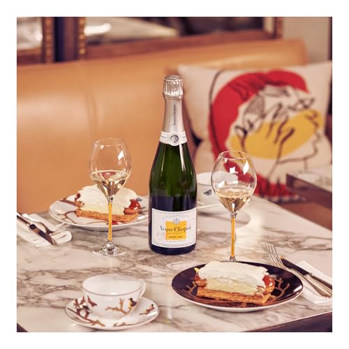 Nahaufnahme des perlenden Veuve Clicquot Demi-Sec im Tulpenkelch - Detailansicht von Veuve Clicquot Demi-Sec Champagne...