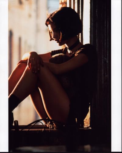 Natalie Portman Sitting In Window In L�on: The Professional Photo