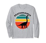 Este colorido diseño cuenta con la silueta de un dinosaurio brachiosaurus en negro frente de un fondo retro de puesta de sol en verde, amarillo y rojo.