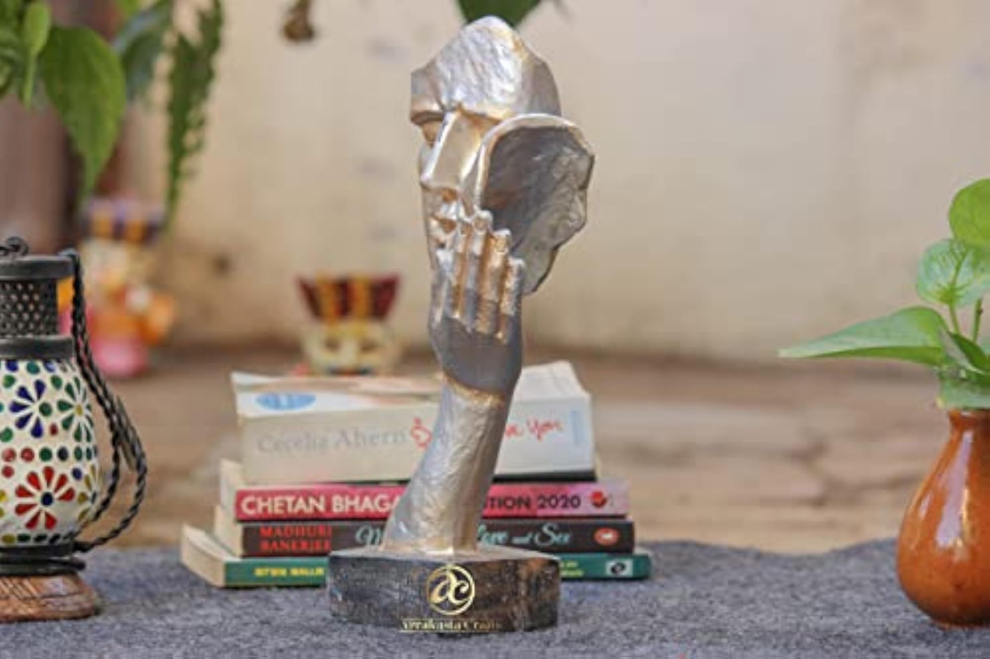 Home Decor Love Couple Statue for Modern Interiors