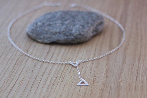 Collier cravate en argent massif avec son pendentif triangle géométrique