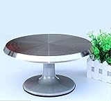 La base está hecha de hierro fundido pintado en negro y tiene una almohadilla de goma en la parte inferior para evitar que se raye cualquier superficie de trabajo. La parte superior de la plataforma giratoria está hecha de aluminio fundido y fresado. Hay tres pequeños anillos en la superficie para ayudar al posicionamiento visual de tu pastel de forma centralizada sobre la mesa.