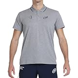 El polo Bullpadel Cente pertenece a la colección oficial de la Federación Internacional de Pádel, destacando por su exclusividad.