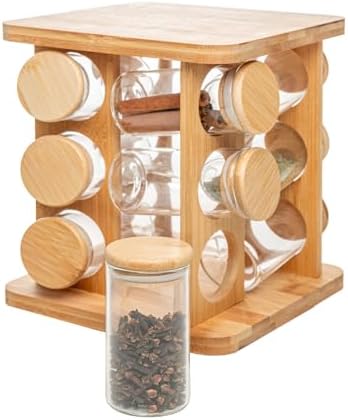 Conjunto de 12 potes de vidro com tampa de bambu em rack giratório, com um pote posicionado à frente contendo cravos.