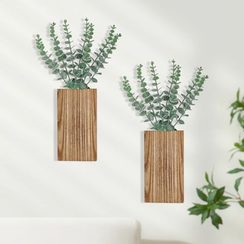 Faux eucalyptus vertical suspendu en bois contre murs vides - 3