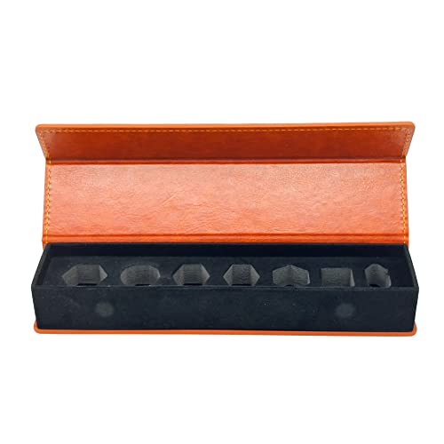 LORE Würfeletui im Pen-and-Paper Würfeldesign aus stilvollem Leder für Tabletop Rollenspiele wie D&D, Cthulhu, DSA etc. zum präsentieren und transportieren von 7 polyedrischen Würfeln