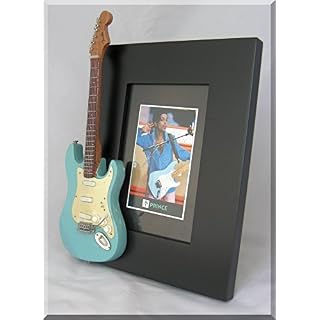 PRINCE Cadre photo guitare miniature Fender Sonic Blue - Les Beatles, Paul McCartney, John Lennon, RIngo Starr, George Harrison