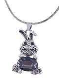 ENTZÜCKENDES DESIGN - Ein wunderlicher kleiner lächelnder Hase! Die Halskette zeigt einen Anhänger eines niedlichen baumelnden Kaninchens mit einem großen rauchgrauen Kristall für den Bauch, der mit winzigen klaren Strasssteinen verziert ist. Akzente in Silbertönen und eine angelaufene antike Schlangenkette verleihen diesem Schmuckstück ein einzigartiges Detail.