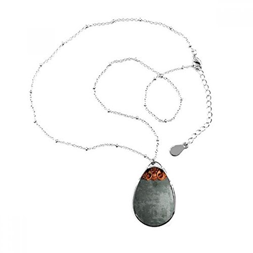 Pendentif teardrop en bois d'acajou ornat, une illustration d'artisanat