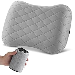 BUCOMTU Almohada Hinchable Almohada Camping Almoha...: PEQUEÑO Y PORTÁTIL: Resistente al desgaste bolsa de almacenamiento impermeable plegable, de tamaño pequeño, viajar con conveniente, más relajado viaje. Le permiten disfrutar de un sueño confortable, incluso fuera. MATERIAL DE CALIDAD: Hecho de algodó...