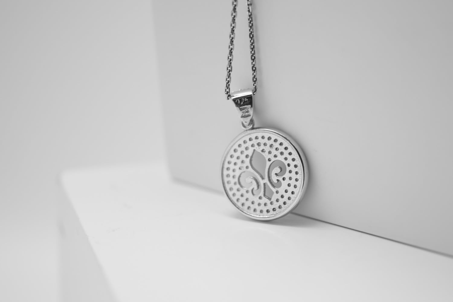 Colgante circular de Plata de Ley 925 y Circonitas blancas - Flor de Lis (18 mm)