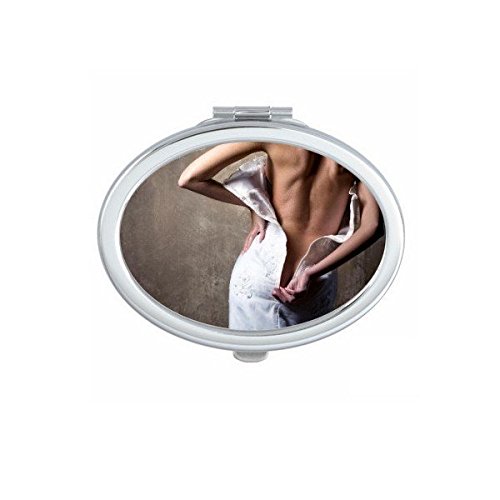 Miroir de poche ovale pour retouches maquillage rapides lors des grands événements de la vie