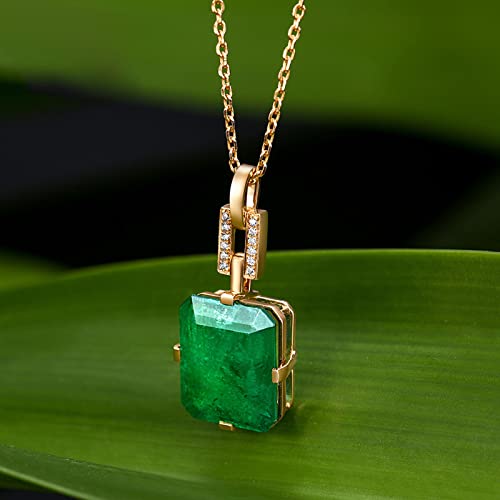Collier géométrique argent plaqué or et zircon émeraude pour sublimer un décolleté