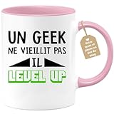 Qualité française : nos mugs sont fabriqués en céramique et possèdent leur logo imprimé des deux côtés de la tasse. Celui-ci peut passer au micro-ondes pour le réchauffer, et au lave-vaisselle pour le nettoyer. Notez qu’il s’agit d’un cadeau destiné à la fois à un homme ou une femme et qu’il sera idéal pour boire du café et du thé en télétravail ou au bureau.