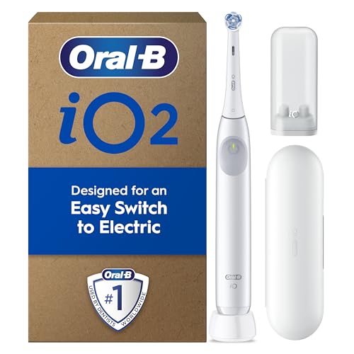 Oral-B Cepillo de dientes eléctrico blanco simple iO2, 1 cabezal de cepillo de dientes, 1 funda de viaje, 1 soporte de recambio de viaje, diseñado por Braun