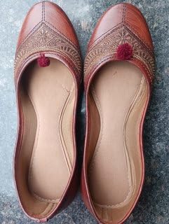 Image of Handcrafted Leather Ethnic Jutti for Women - Traditional & Elegant