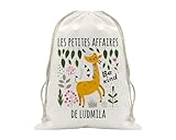 Pochettes et sac à dos en couleur naturel.