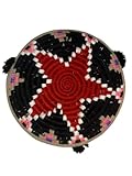 Artisanat traditionnel marocain : Chaque pièce est fabriquée à la main au Maroc avec des matériaux naturels (osier et laine) pour un produit de qualité.