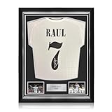 Exclusive Memorabilia garantiza incondicionalmente que todos los artículos firmados son genuinos. El artículo vendrá con un certificado de autenticidad firmado por un director de la compañía que muestre a la celebridad en la sesión de autógrafos. El certificado presenta un holograma numerado que coincide con un holograma idéntico adherido al producto.