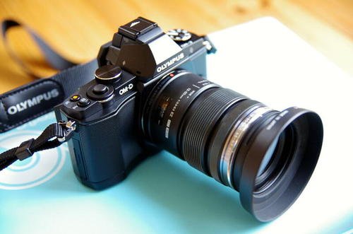 OLYMPUS ミラーレス一眼 OM-D E-M5 ダブルズームキット ブラック 1605万画素 防塵 防滴 OM-D E-M5 DZKIT BLK