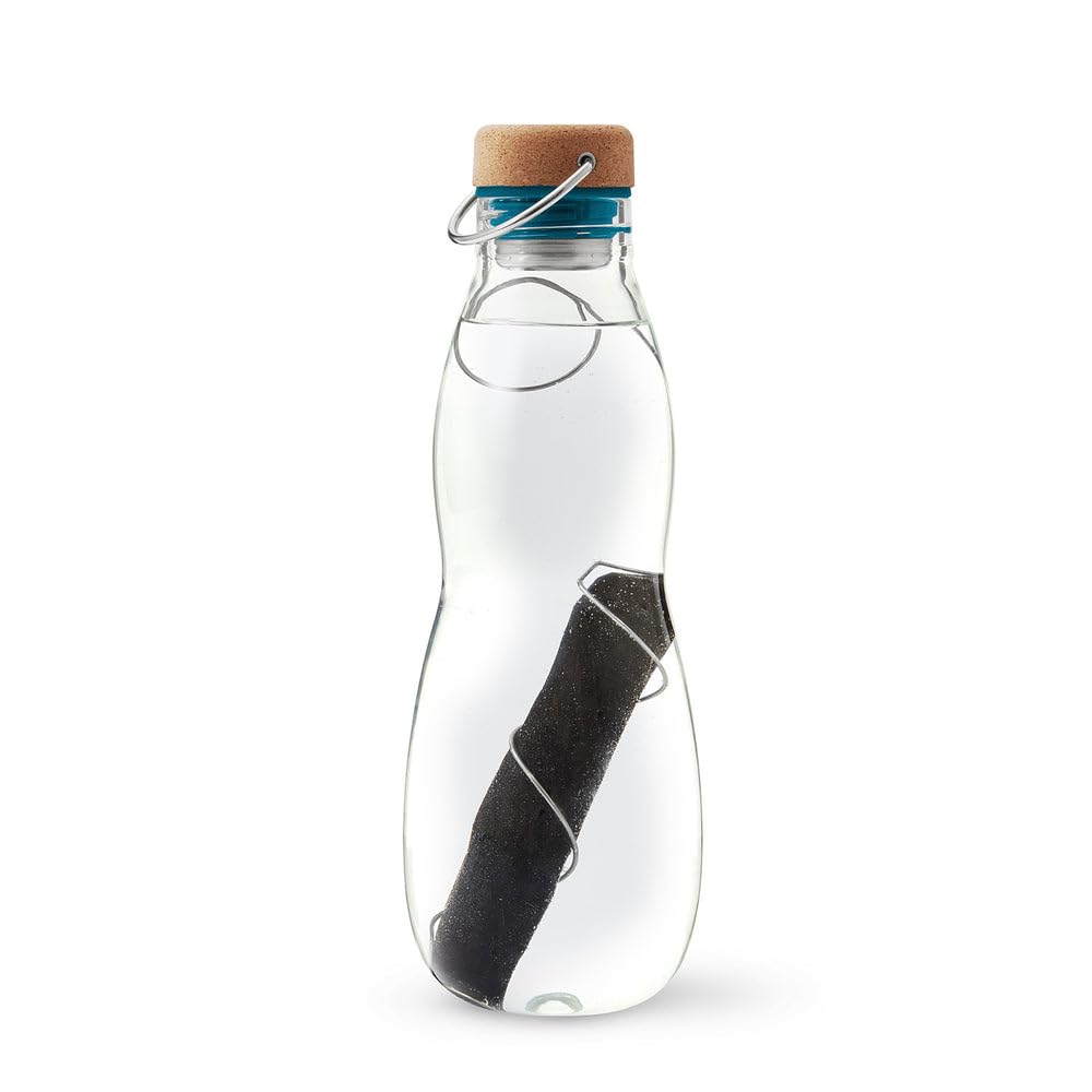 BLACK+BLUM Eau Good Glas, Olive, 650 ml, Borosilikat Wasser Flasche mit Aktivkohle Filter, Isolierhülle aus recyceltem Polyester, Deckel aus Holzfaser-Polypropylen-Mischung, 100% auslaufsicher | Glasflasche, recycelte Polyester-Isolierhülle, Holzfaser-Dec