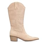 Bota de mujer de la marca Xti, fabricada en suave material de antelina, perfecta para los días de entretiempo o verano. Presenta un bonito diseño de inspiración cowboy, con detalles de troquelado que no solo aportan estilo, sino que también permiten una mejor transpiración, haciendo de esta bota una opción fresca y ligera