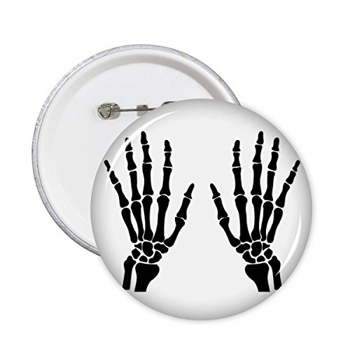 Cadeau squelette badge main noire rond à offrir pour un look rock