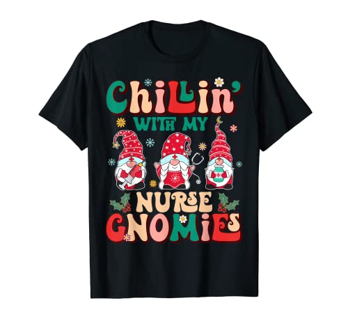 Retro Groovy Chillin Con Mi Enfermera Gnomo Divertido Navidad Camiseta