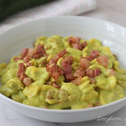 Orecchiette con crema di zucchine curcuma e pancetta