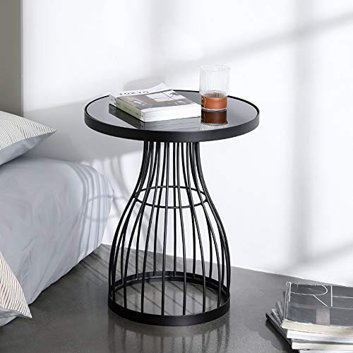 Table d'angle en fer forgé noir pour optimiser les petits salons