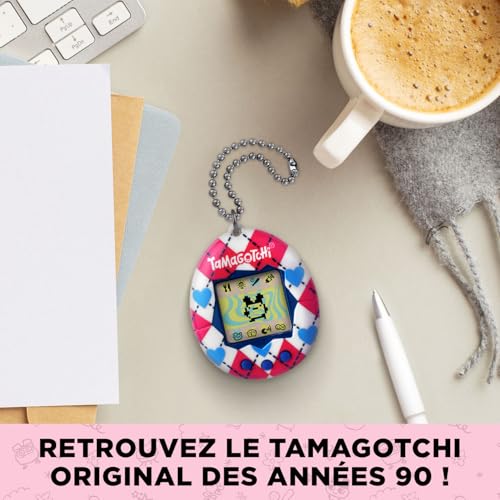 Bandai – Tamagotchi Original – Argyle Heart – Animal interactif avec écran LCD en Français, Mini-Jeux – Idée Cadeau Jeu Animal virtuel – Motif Carreaux cœurs – Jouet Enfant 8 Ans et + – 42981