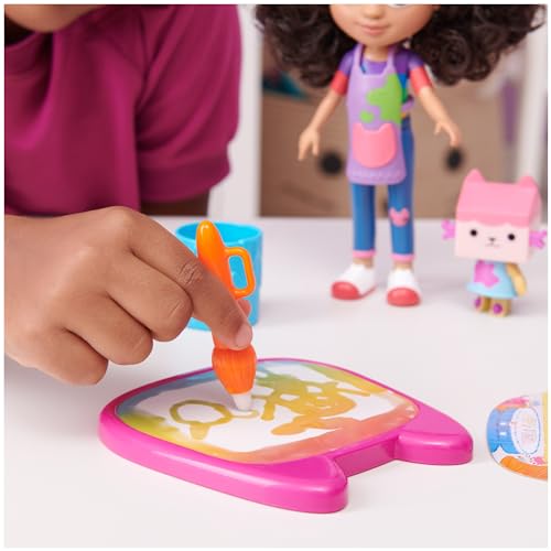 Gabby’s Dollhouse, muñeca deluxe y accesorios con lápiz de agua miniatura 6