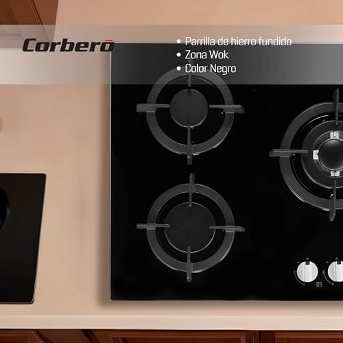 Instalación de la placa de gas Corberó en una cocina, mostrando su elegante color negro y parrilla de hierro fundido