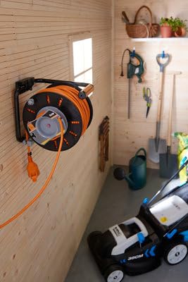 Diall Enrouleur de jardin 50 m HO5VVF 3G1,5 mm² IP44 230 V 16 A. | Câble 50 m HO5VVF 3G1,5 mm² avec protection thermique et indice IP44.
