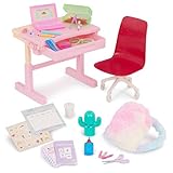 Comprend : Bureau de poupée, chaise roulante, sac d'école, autocollants pelables, lampe lumineuse, ordinateur portable et calculatrice factices, set de géométrie avec étui, tasse de voyage, lunettes, agenda, carnet de notes, livre de mathématiques, trousse à crayons, 11 fournitures scolaires. Les couleurs du sac d'école peuvent varier.