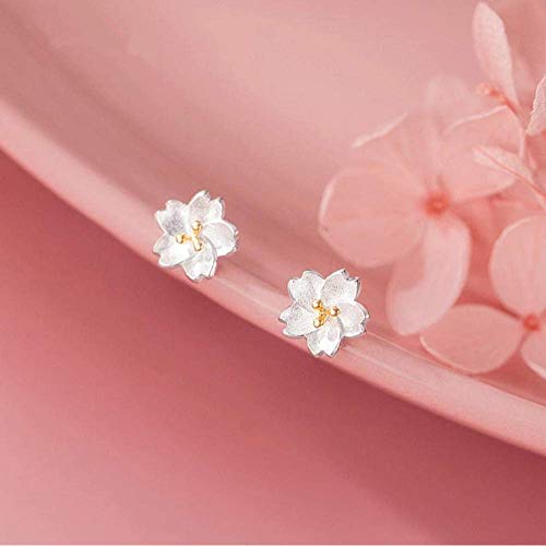 Aretes de flores blancas perfectos para lucir como invitada en bodas de día 4