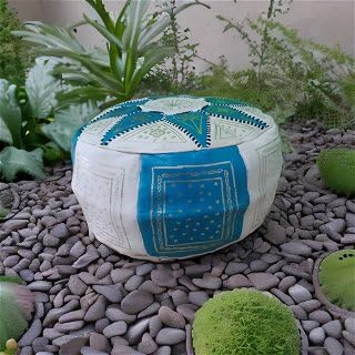 Pouf en cuir véritable artisanal pour optimiser les petits salons
