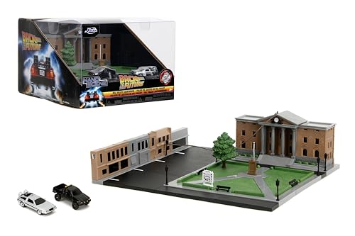 Jada Nanoscene Back to The Future Hill Valley Courthouse Diorama – Movie-Inspired Miniature Diorama incl. 2 Iconic Vehicles (Time Machine & Toyota Pickup) – Collectible Scene for Adults and Kids