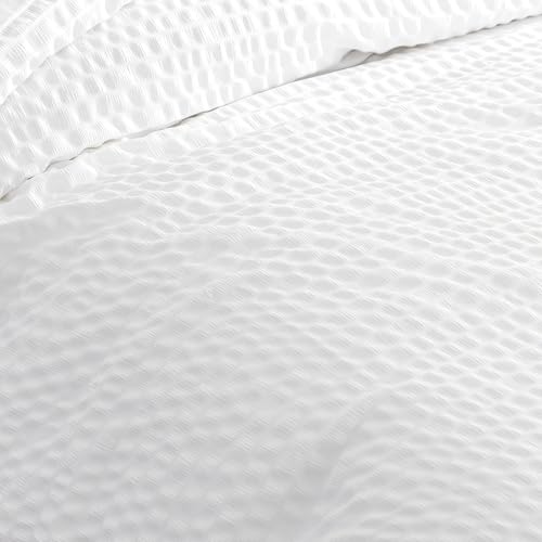 Image of Amazon Basics Duvet Cover Set with Jacquard Geometric Pattern, 3-Piece with 1 Duvet Cover and 2 Pillow Shams, Comforter Not Included, California King, White