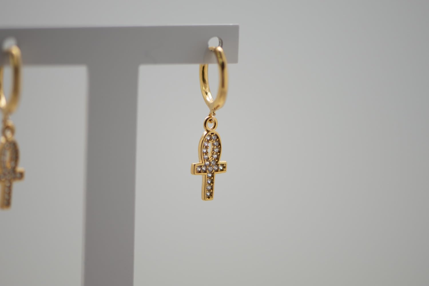 Pendientes Chapados en Oro de 18K (3 Micras) y Circonitas Blancas con cierre de Aro - Cruz Ankh del Antiguo Egipto (7 mm x 13 mm de pieza + 13 mm de cierre)