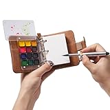 Set d’aquarelle de voyage pour artistes – Ce set d’aquarelle compact comprend une housse en cuir PU, 20 feuilles de papier aquarelle haut de gamme pressé à froid (300 g/m², 100 % coton), 12 couleurs aquarelle avec palette, 1 pinceau aquarelle de voyage à double pointe avec embout graphite ainsi qu’un clip métallique. Ce set de voyage complet répond à tous les besoins en peinture et constitue un mini set d’aquarelle pratique pour créer partout.