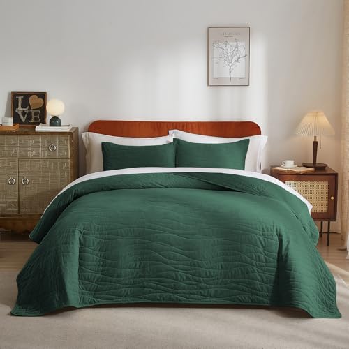 Wondnuga Velvet Quilt Bedspread, Ultra Soft Bedding Sets, Lightweight Quilted Velvet Comforter Set with 1 Quilt & 2 Pillow Shams (Forest Green, Full/Queen, Wave Pattern)