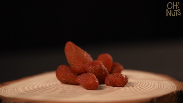 Oh! Nuts Dried Strawberries Fancy - 1 lb - Sweetened Dried Fruit - Dehydrated Fruit Bites - Packed in New York Zip-Seal Bag for Exceptional Freshness