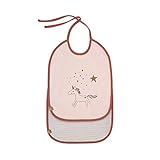 Durch das praktische Zugband auf der Rückseite kann das Lätzchen schnell an- und ausgezogen werden