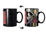 La taza negra cuenta con One Punch Man en acción.
