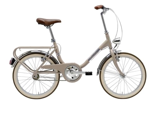 🚴 STILE GRAZIELLA: Con i suoi colori in stile retrò, questa city bike ha un design classico ed elegante, riproponendo il modello della classica Graziella. La Funny di Cicli Adriatica è la tua compagna ideale per spostamenti urbani. Con telaio in acciaio, cambio monomarcia e freni V-Brake, offre allo stesso tempo comfort e stile