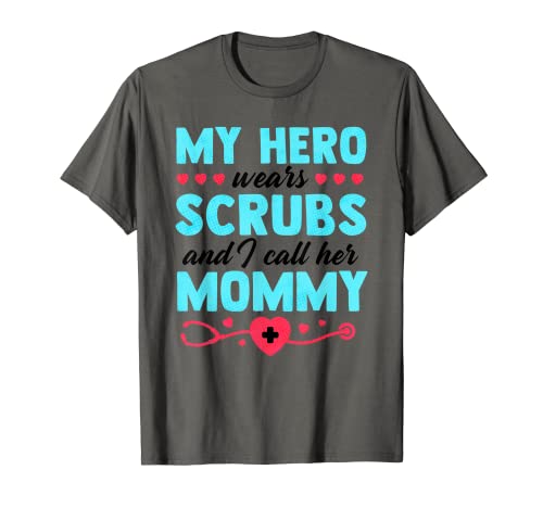 My Hero Wears Scrubs I Call Her Mommy Funny Nurse Cita Regalo Camiseta
