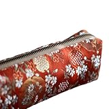 broderie motif asiatique Fabriquée à partir d'un mélange de coton et de lin, cette trousse dispose d'une fermeture éclair fluide et d'un intérieur spacieux pour contenir en toute sécurité stylos, marqueurs et articles de papeterie essentiels
